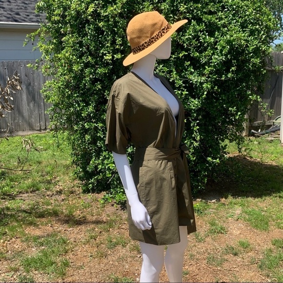 💋NWT Lovers + Friends Plunging Utility Short Romper - Picture 3 of 15